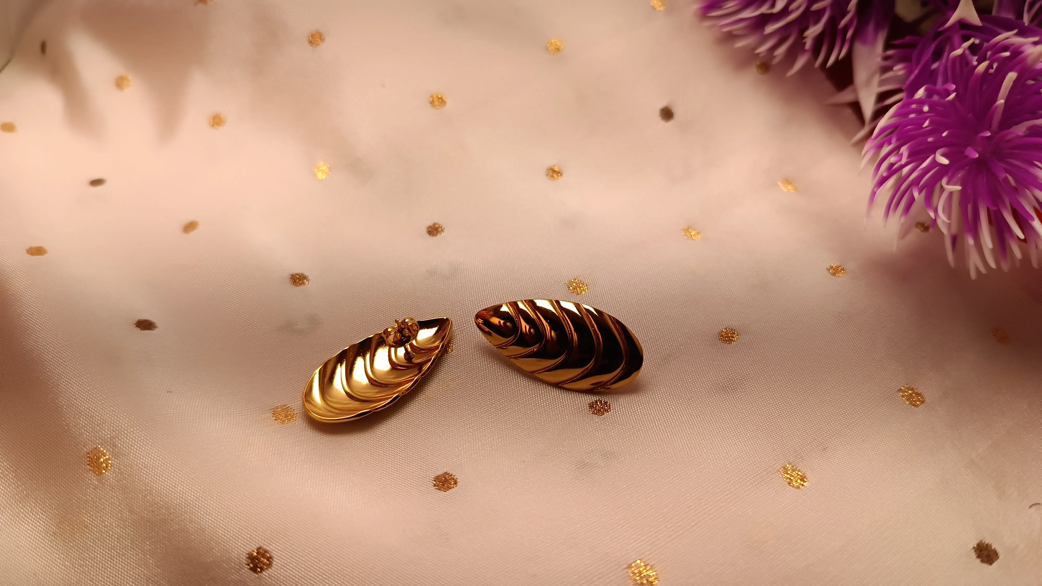Gold Plated Ribbed Teardrop Earrings – Vintage-Inspired Fluted Shell Studs in Stainless Steel